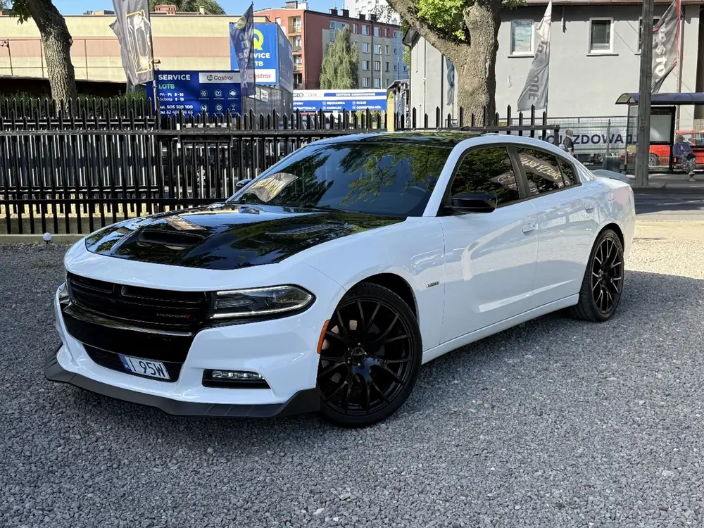 Biały Dodge Charger R/T