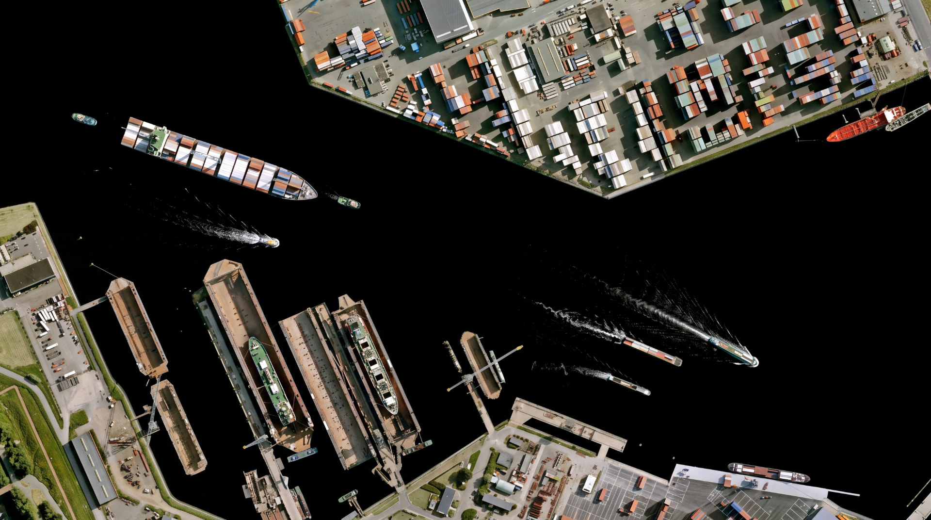 Port kontenerowy z góry