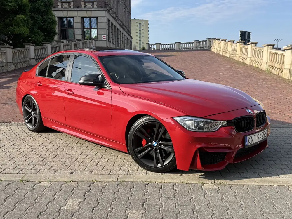 Czerwone BMW serii 3